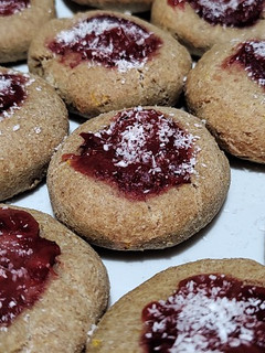 Una foto de Pepas integrales con mermelada de frutillas 🍓
