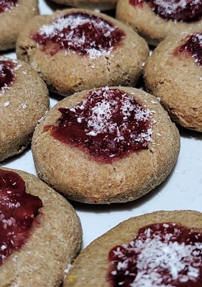 Una foto de Pepas integrales con mermelada de frutillas 🍓