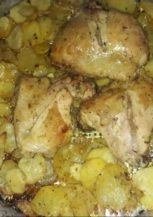 Una foto de Pollo con papas al horno