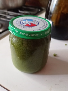 Una foto de Pesto casero con nueces
