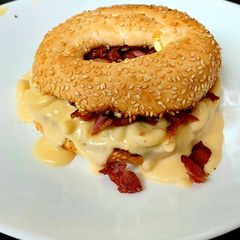 Macaroni Cheese with crispy bacon on a Bagel 😉 A picture of Macaroni Cheese with crispy bacon on a Bagel 😉.