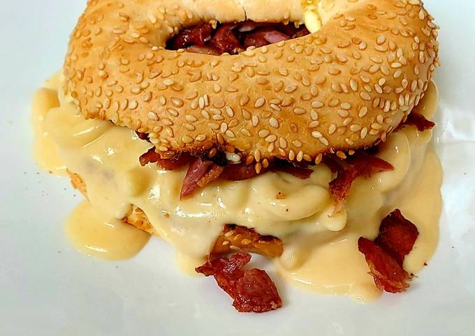 Macaroni Cheese with crispy bacon on a Bagel 😉