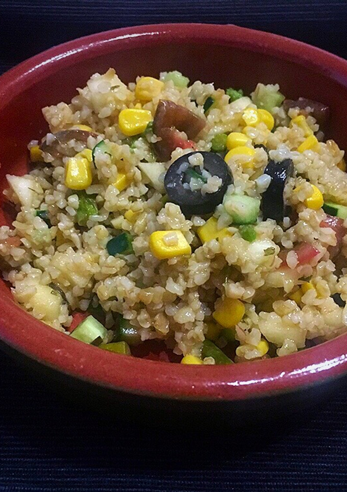 Una foto de Ensalada de bulgur con espárragos verdes y manzana