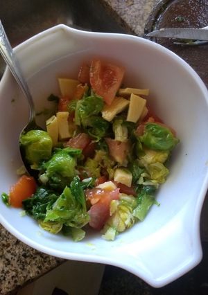 Una foto de Ensalada de tomate, queso y repollitos de Bruselas