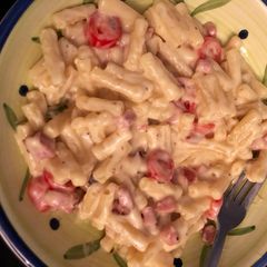 A picture of Mac n cheese (crispy bacon and plum toms).