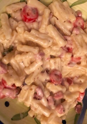 A picture of Mac n cheese (crispy bacon and plum toms).