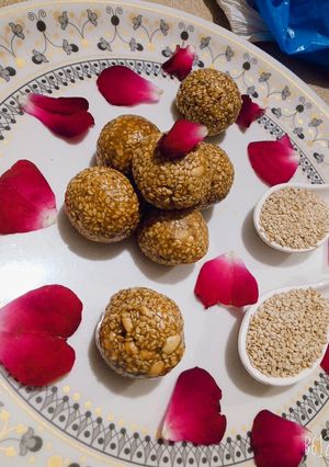 A picture of Sesame Peanuts ladoo.
