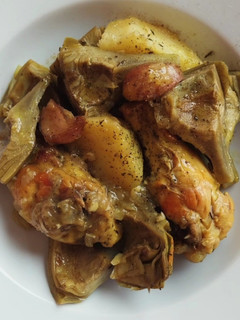 Una foto de Pollo rustido con alcachofas y patatas