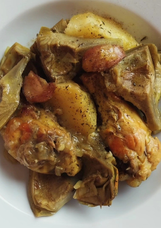 Una foto de Pollo rustido con alcachofas y patatas