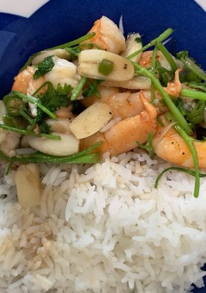 รูปของ กุ้งผัดพริกขี้หนูใส่ผักชี 🌿🦐 เมนูเคลียร์ตู้เย็น