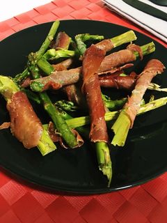 Una foto de Espárragos con jamón al horno
