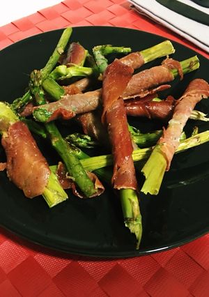 Una foto de Espárragos con jamón al horno