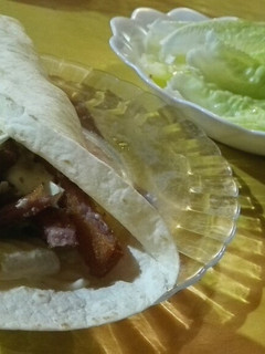 Una foto de Burrito y ensalada de lechuga 😋