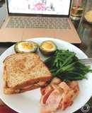 Bơ, sandwich, bacon, rau chân vịt