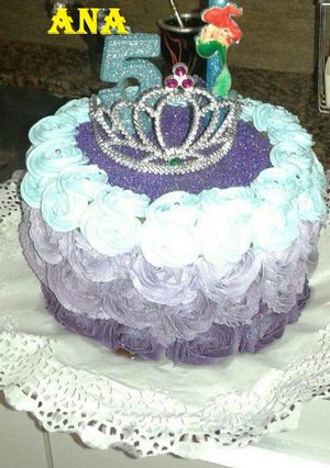 Una foto de Torta corona princesa