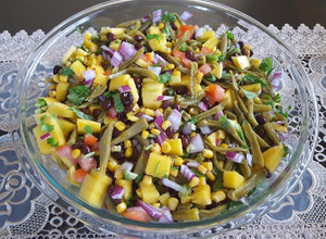 Una foto de Ensalada de nopales con mango