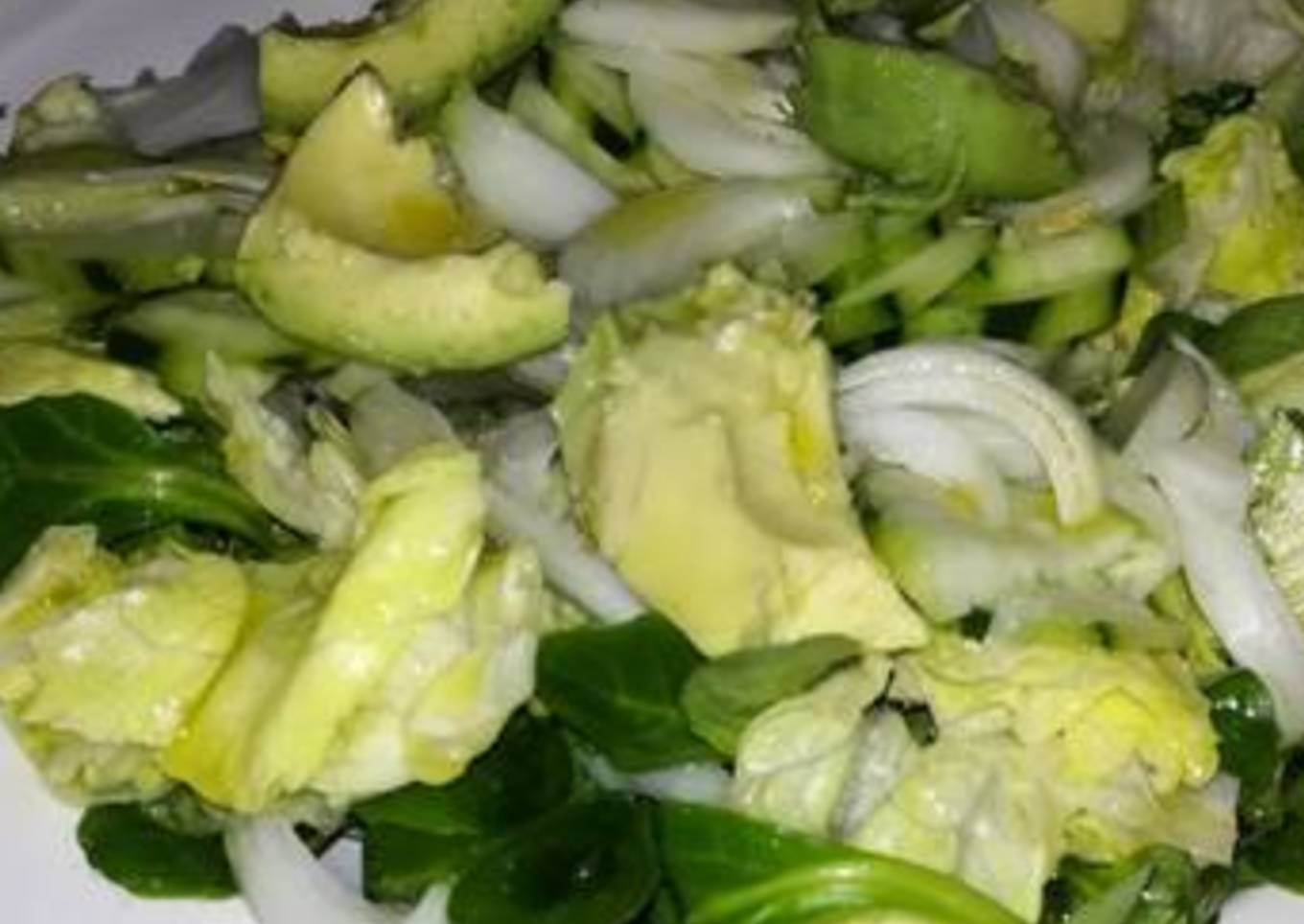 Canónigos, cebolla, lechuga y aguacate