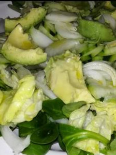 Una foto de Canónigos, cebolla, lechuga y aguacate