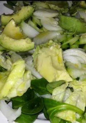 Una foto de Canónigos, cebolla, lechuga y aguacate