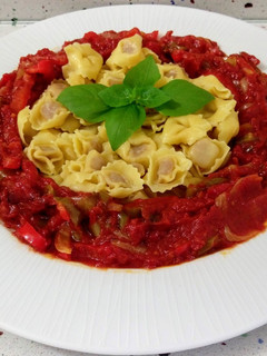 Una foto de Tortellinis de calabaza con salsa de tomate
