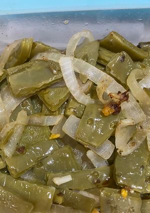 Una foto de Nopales con cebolla