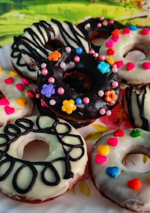चॉकलेट डोनट (chocolate donut recipe in marathi) रेसिपी चे मुख्य फोटो