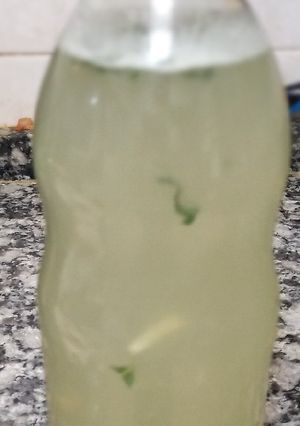 Una foto de Agua de Limón (con Menta y Jengibre)