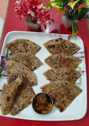 आलू का मसाला अचारी पराठा रेसिपी मुख्य फोटो