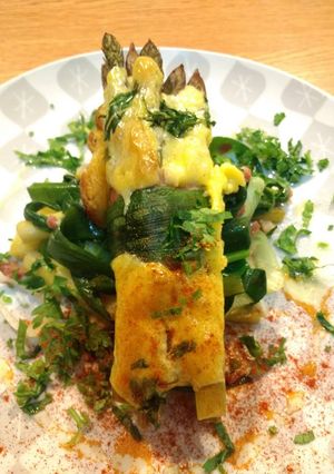 Una foto de Espárragos gratinados con salsa holandesa