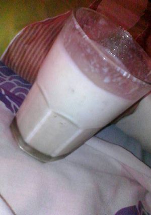 Una foto de licuado de banana sin usar licuadora