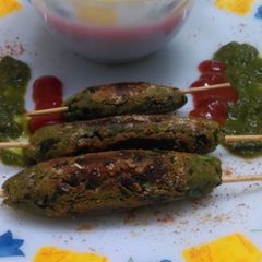 Hare Chane Aur Palak Ke Sheekh Kebab A picture of Hare Chane Aur Palak Ke Sheekh Kebab.