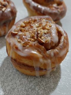 Una foto de Rollitos de manzana caramelizada y praliné de avellanas