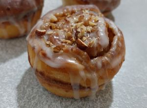 Foto principal de Rollitos de manzana caramelizada y praliné de avellanas