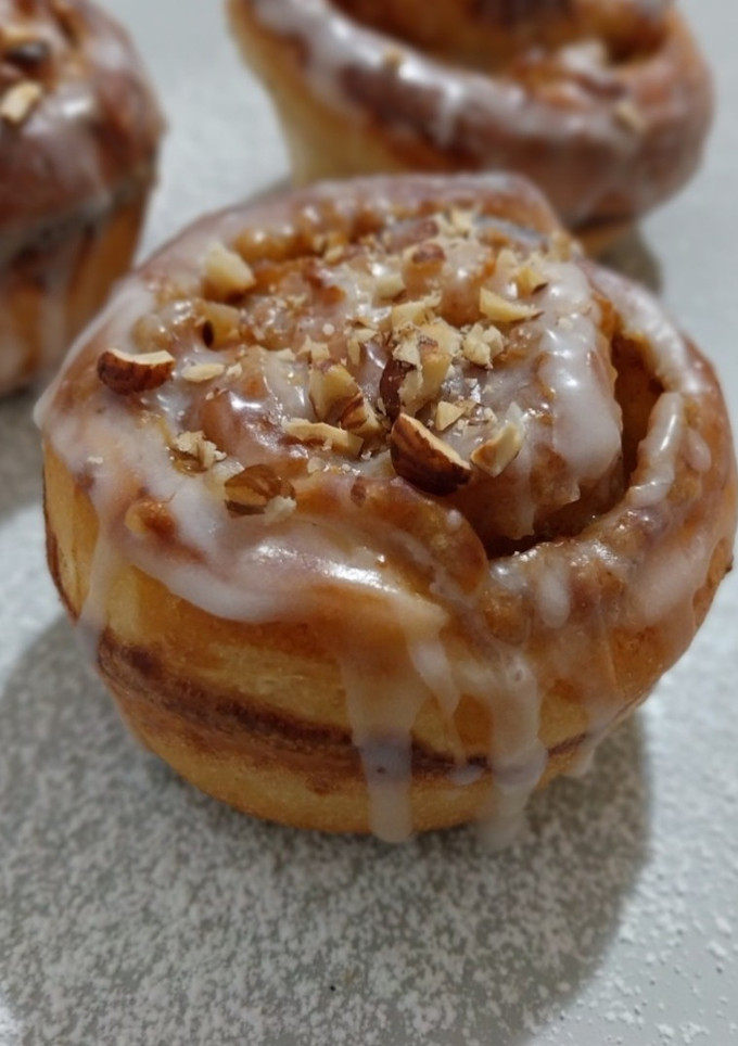 Una foto de Rollitos de manzana caramelizada y praliné de avellanas