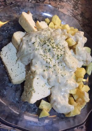 Una foto de Budín de pollo con salsa blanca y papas