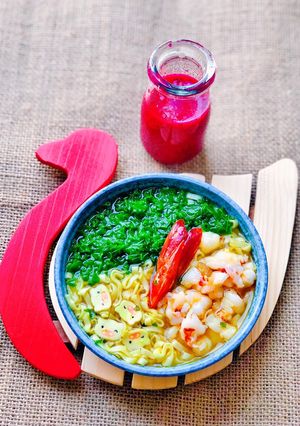 Hình của món Mì Mug Nấu Tôm Cải Kale.