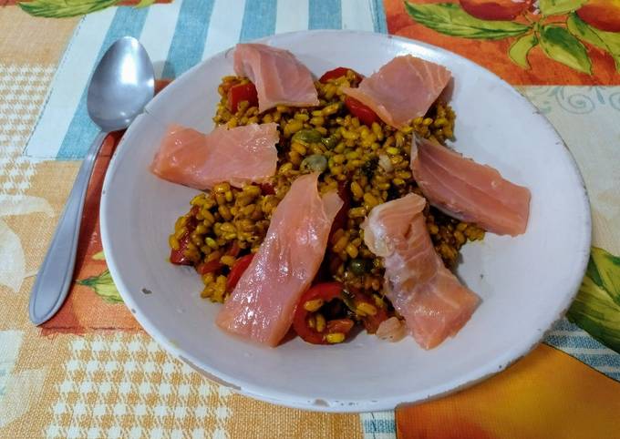Foto principal de Sencillo arroz con pimiento rojo, alcaparras y salmón ahumado