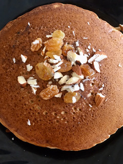 A picture of Raisin almond pancakes.