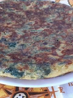 Una foto de Tortilla de espinaca y fruta seca