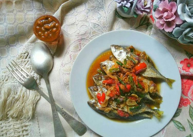 Langkah Menyiapkan Ikan Tauco Pedas (#Pr_RecookMantenElise) yang praktis