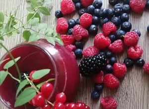 Une photo de Jus fruits rouges. Myrtilles mûres framboises 🍓🍇