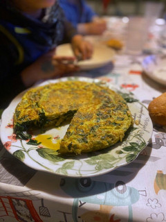 Una foto de Tortilla de espinacas y piñones 💜