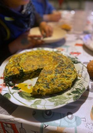 Una foto de Tortilla de espinacas y piñones 💜