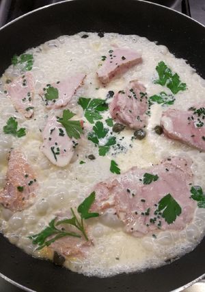 Una foto de Atún con crema y alcaparras