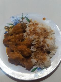 Una foto de 🪷Alitas de pollo a la salsa de mandarina 🍊 y arroz con mantequilla 🪷