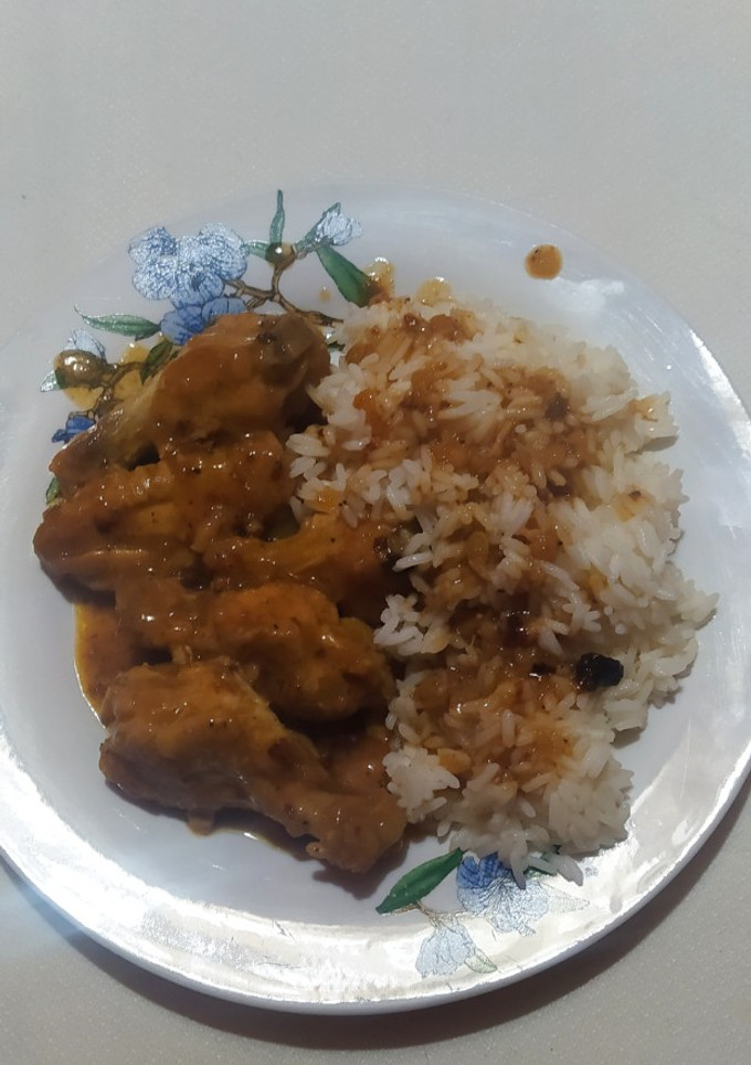 Una foto de 🪷Alitas de pollo a la salsa de mandarina 🍊 y arroz con mantequilla 🪷