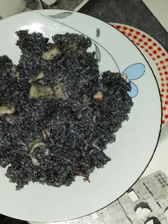 Una foto de Arroz con calamares en su tinta