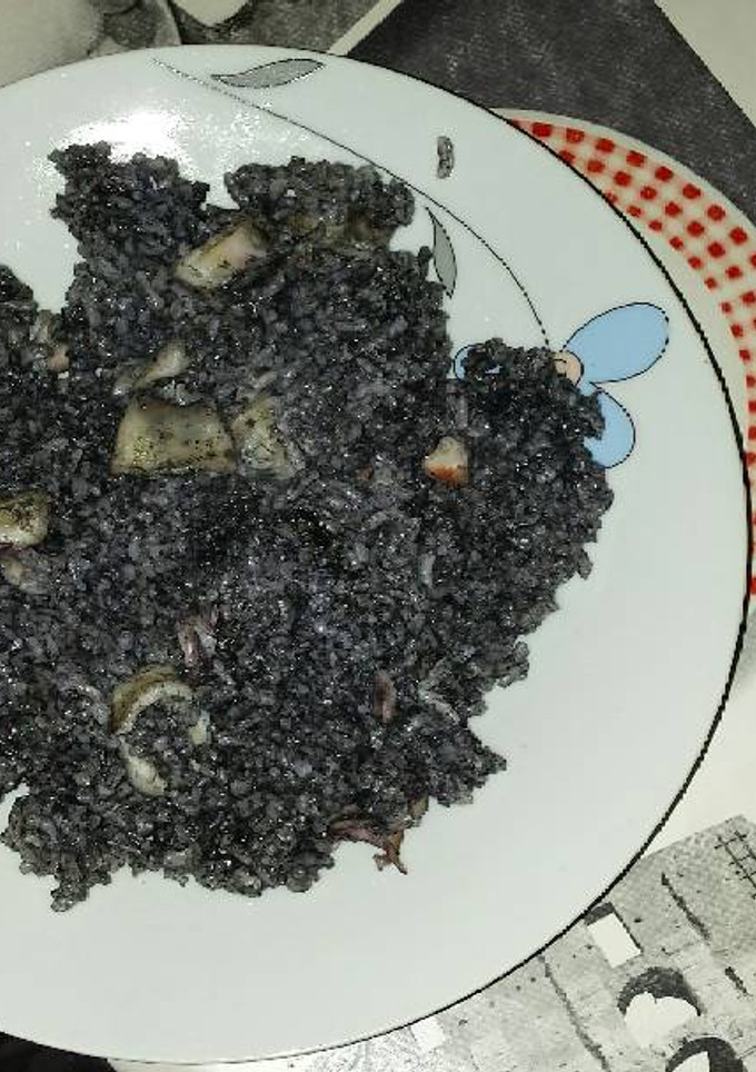 Una foto de Arroz con calamares en su tinta 