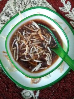 मंचाव सूप विथ फ्राईड नूडल्स (manchow soup with fried noodles recipe in marathi) रेसिपी चे मुख्य फोटो