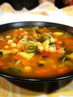 Una foto de Sopa de hortalizas con garbanzos y fideos